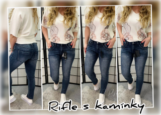 Tmavě modré rifle s kamínky